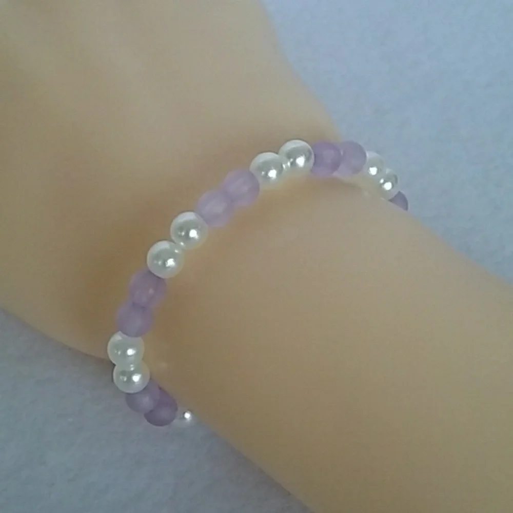 Girls lavender and white beaded stretch bracelet